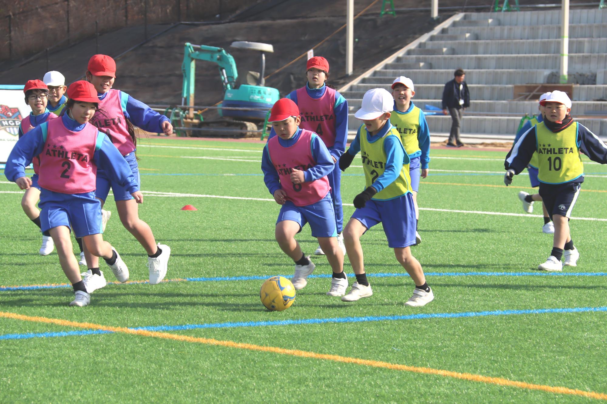 ボールを追いかける子どもたち