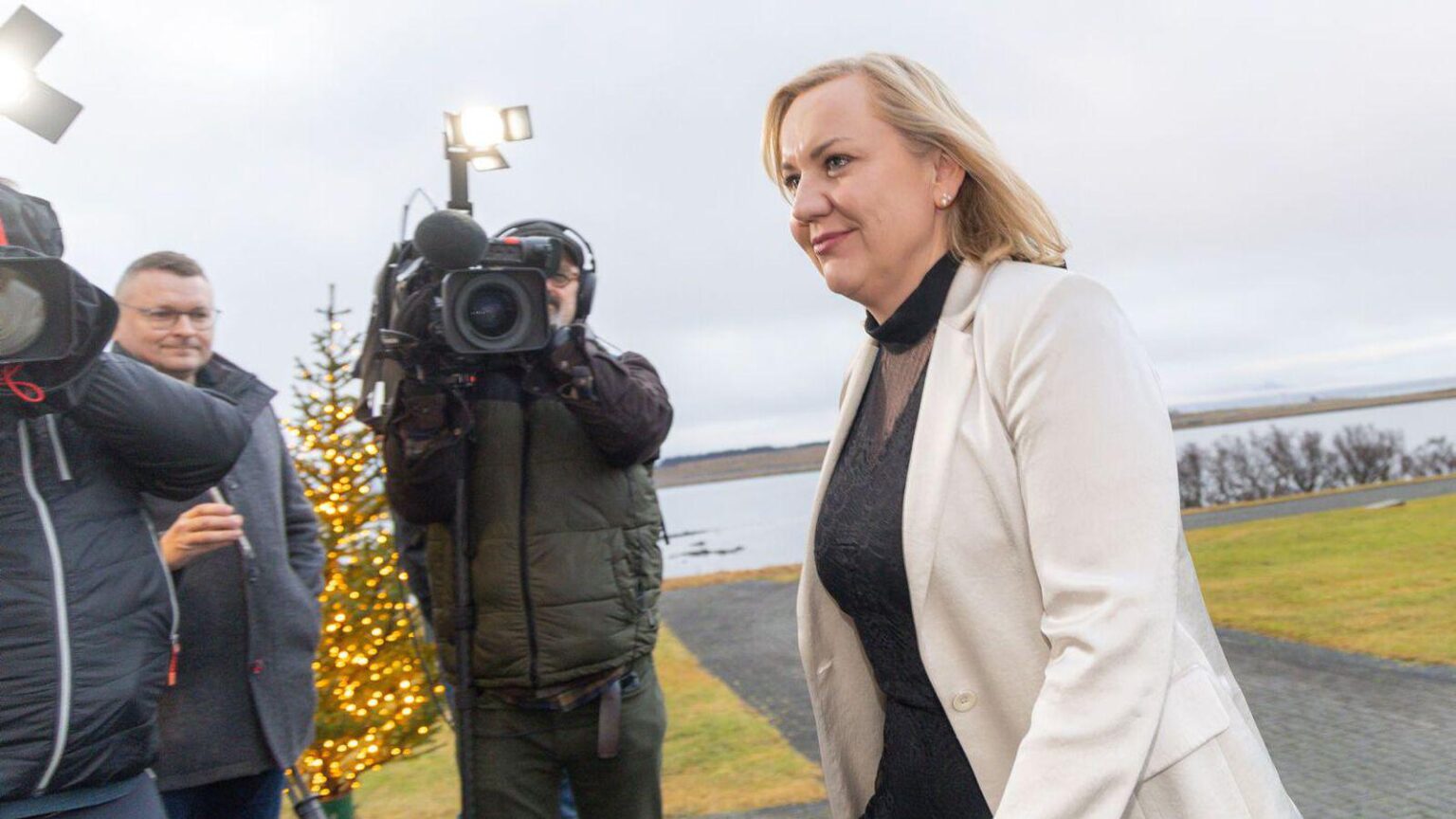 外国人捕虜を早期に国外に送出することを可能にする一時的な許可を発表