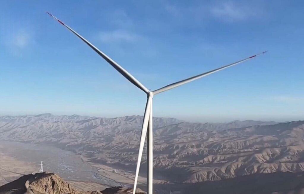 西北地区最高地点の風力発電プロジェクト、第1陣の風力発電機が送電網への接続に成功―中国