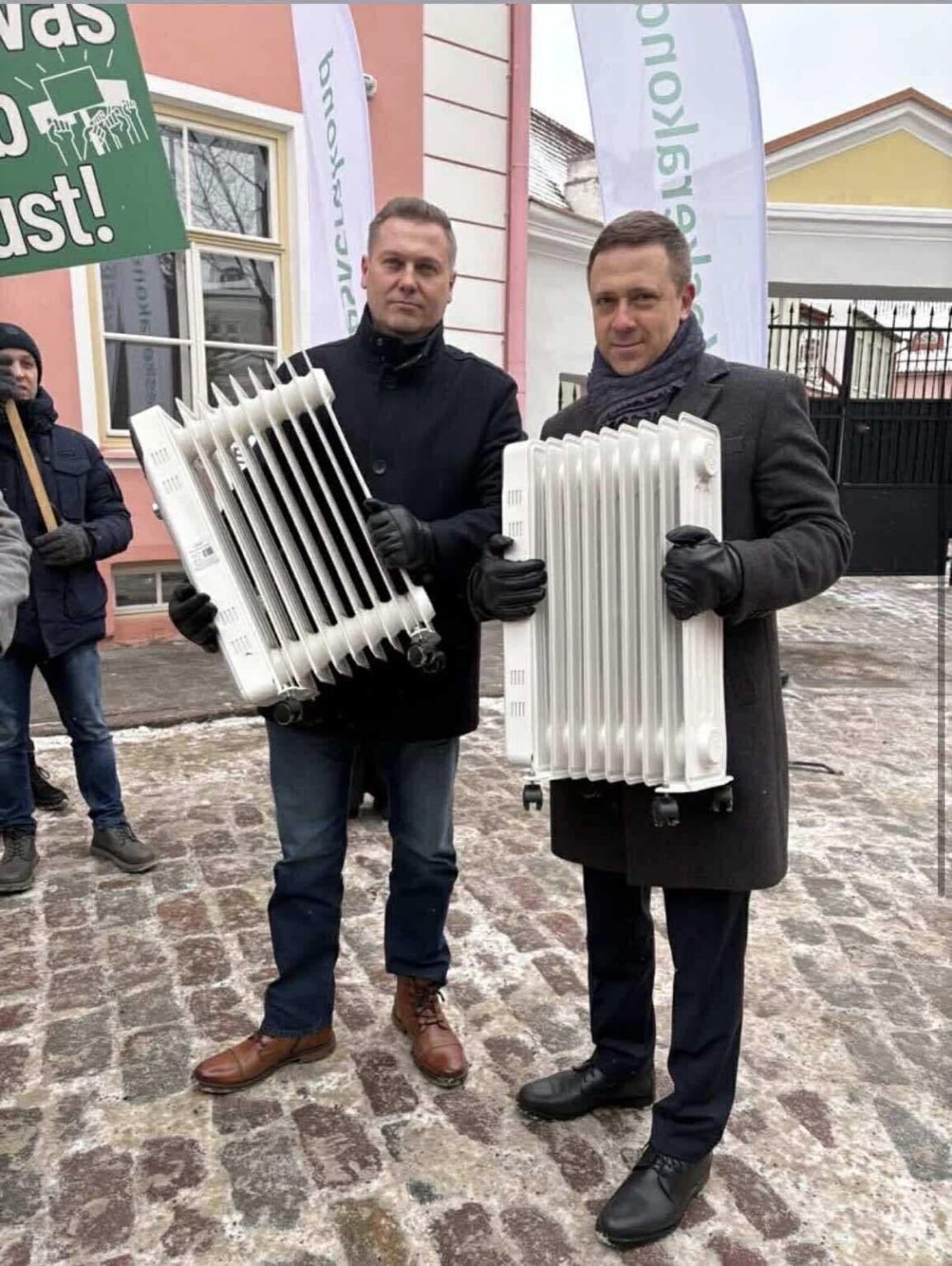 こんにちは、金管楽器をここに置いて積んでもらってもいいですか？