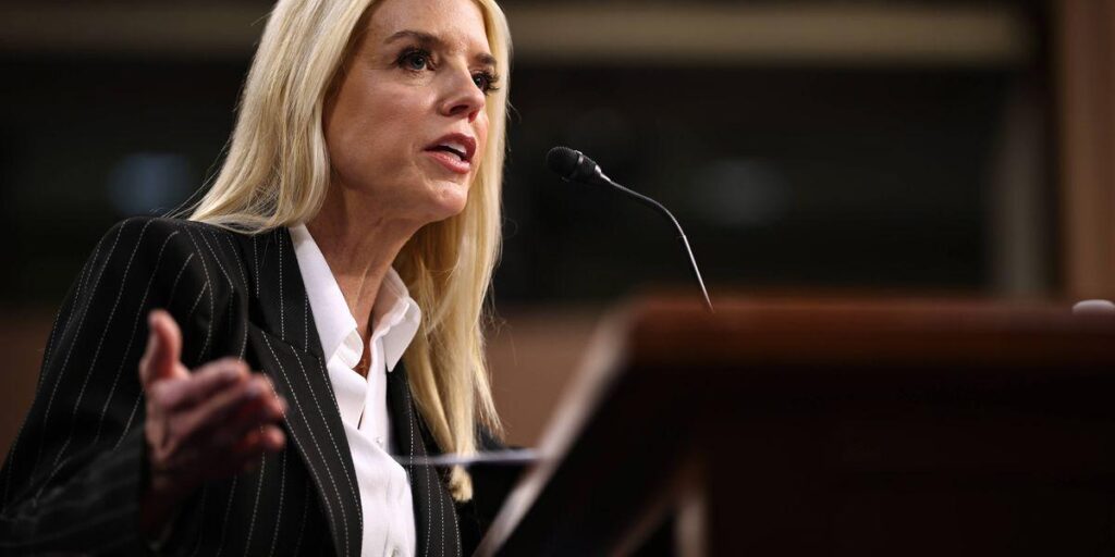 エプスタインファイルで被害者と思われる人物のヌード写真が公開されたことを受け、ボンディ・マウント氏の弾劾を求める声が高まる