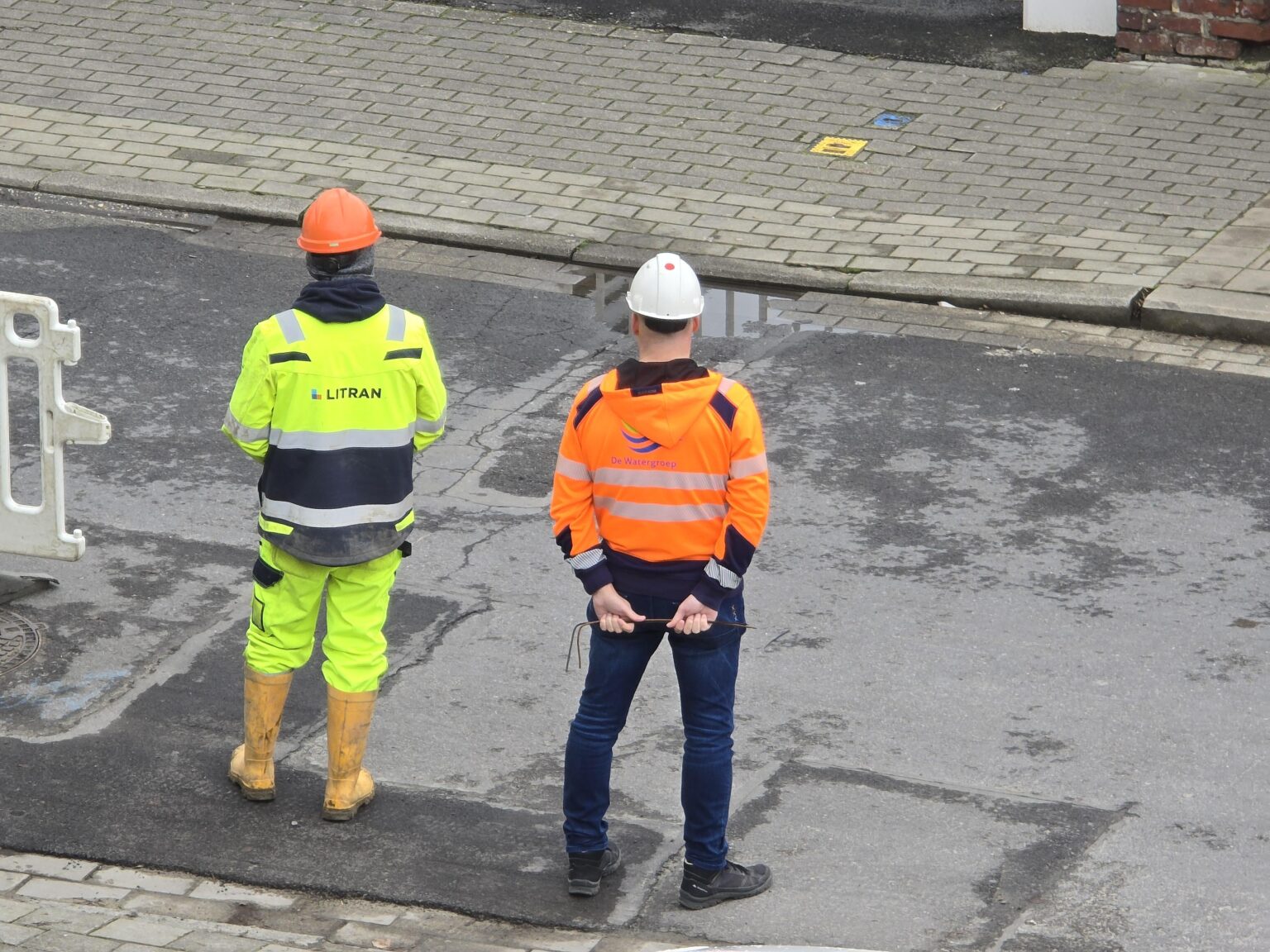 ダウジングを使って水を見つけるDe Watergroep?