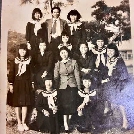 北中城中学校卒業記念写真。前列左端が貞子さん