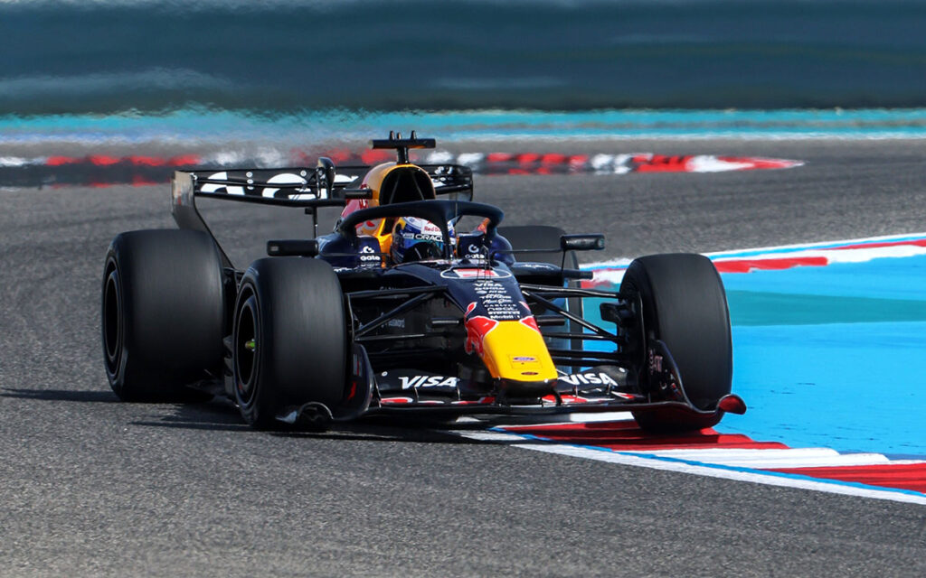 バーレーン・インターナショナル・サーキットを走行するマックス・フェルスタッペンのレッドブル・レーシングRB22、2026年2月11日(水)-F1バーレーンテスト初日