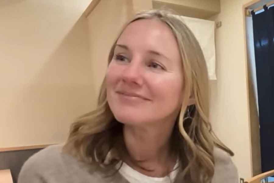 家族で日本を訪れた、アメリカ人のサラさん【出典：YouTube「日本食冒険記Tokyo Food Adventures」よりスクリーンショット】