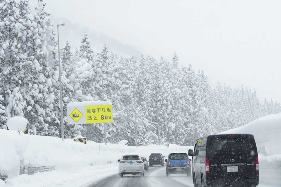 「まだノーマルタイヤで走行してるバカがいるんだ」 雪道でスタックした車両に非難轟々 「罰則の対象」となる違法行為に「雪道なめすぎ」の声 | Hint-Pot – (2) 「まだノーマルタイヤで走行してるバカがいるんだ」 雪道でスタックした車両に非難轟々 「罰則の対象」となる違法行為に「雪道なめすぎ」の声 | Hint-Pot - (2)