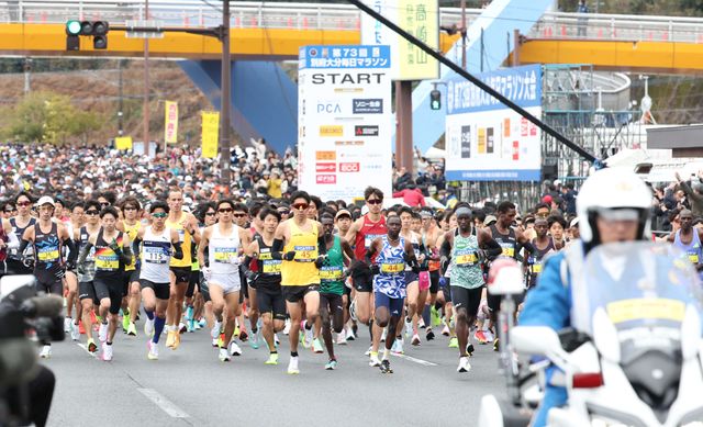序盤からアクシデントが続く 給水付近で伊福陽太が転倒...左脚を押さえ倒れ込む 海外招待選手の転倒も〈別府大分毎日マラソン〉（日テレNEWS NNN） - Yahoo!ニュース