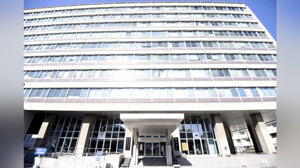 サンダルにスマホ縛り付けた課長、女性職員に近づいたのを目撃される…盗撮認め懲戒処分 – 読売新聞オンライン サンダルにスマホ縛り付けた課長、女性職員に近づいたのを目撃される…盗撮認め懲戒処分 - 読売新聞オンライン