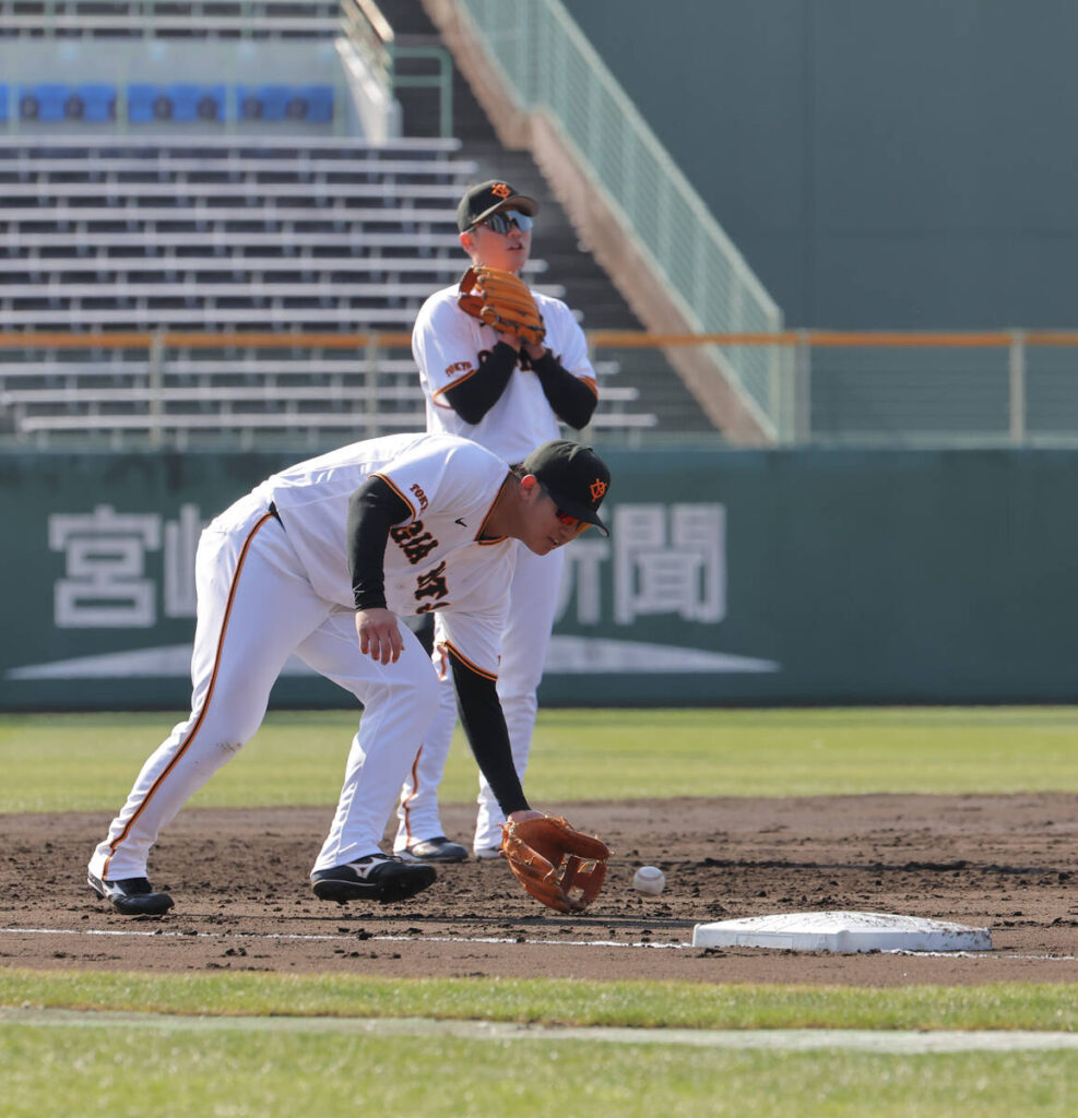 ノックを受ける石塚裕惺（後方は坂本勇人＝カメラ・小林　泰斗）