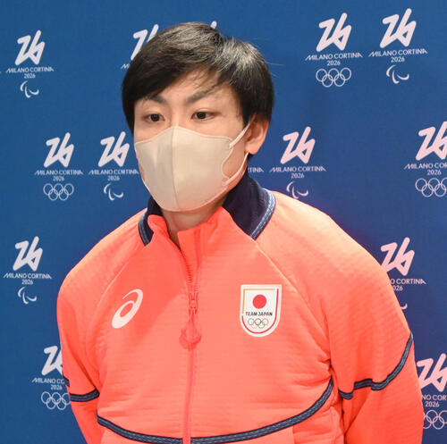ミラノ・マルペンサ空港に到着して取材に応じるスピードスケート男子の新濱（2026年1月撮影）