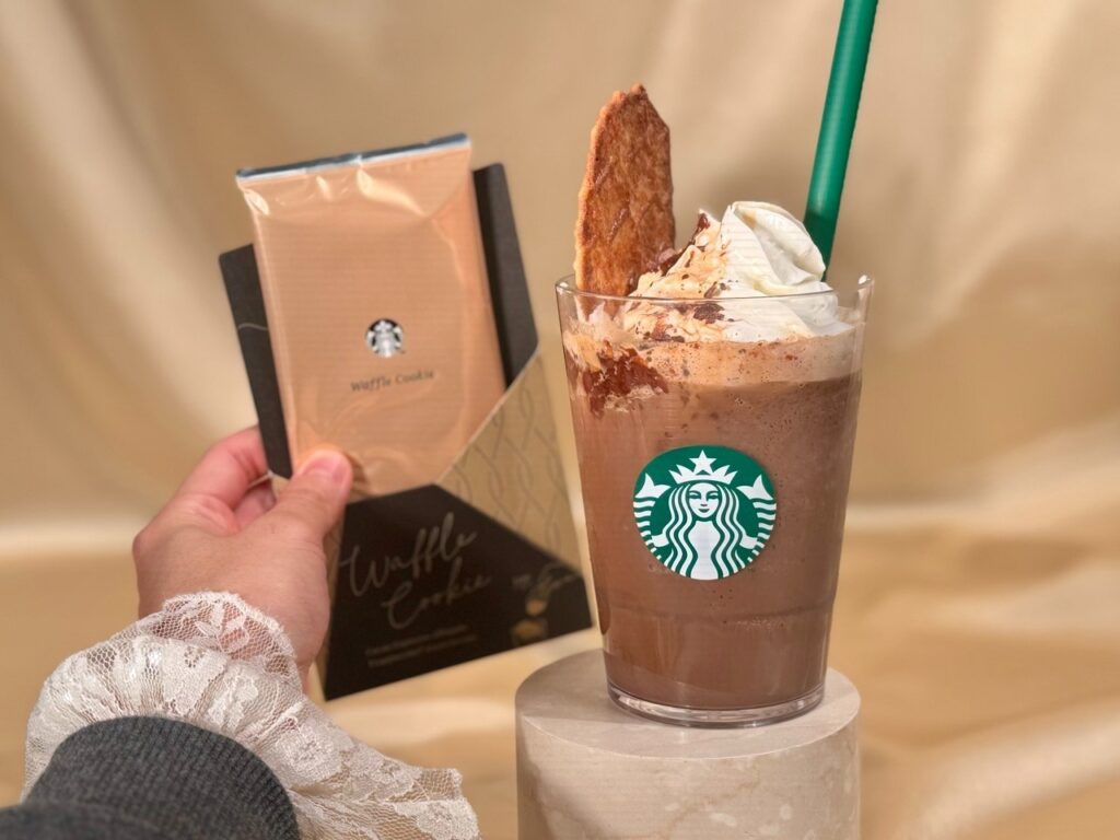 【スタバ 新作速報】1/28発売!「カカオ エスプレッソ アフォガード フラペチーノ®」試飲レビュー!まるで生チョコな濃厚ケーキもご紹介【2026】(LEE) 【スタバ 新作速報】1/28発売!「カカオ エスプレッソ アフォガード フラペチーノ®」試飲レビュー!まるで生チョコな濃厚ケーキもご紹介【2026】(LEE)