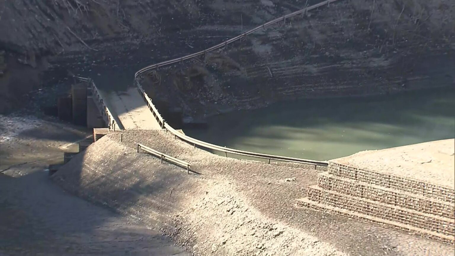 橋や数々の道路標識…記録的少雨で“ダムに沈んだ村”40年ぶりに出現 都心では15日連続“乾燥注意報”「謎の咳」「鼻の違和感」急増（FNNプライムオンライン） - Yahoo!ニュース