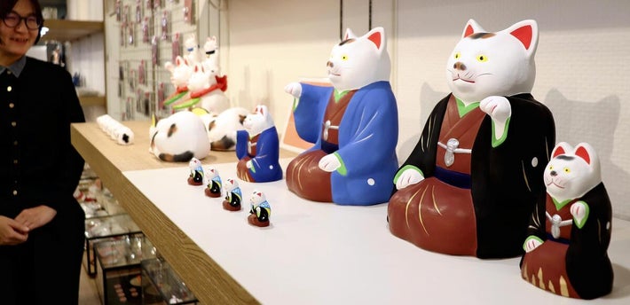 伏見人形の工房が制作した招き猫（京都市左京区で）
