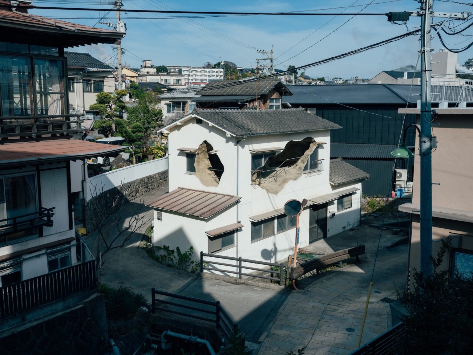 現代アートチーム目[mé] の新作《space Ⅱ》が大分・別府で公開中。温泉地の民家に巨大な「穴」（Tokyo Art Beat）