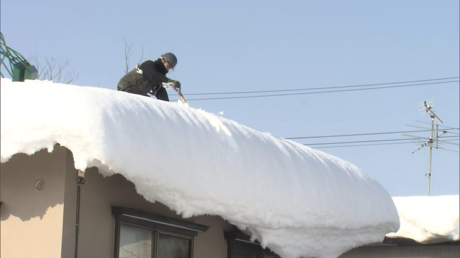 豪雪の青森 3月並みの気温の中 屋根の雪下ろし　除雪中の事故・渋滞・高校入試開始時間繰り下げ・鉄道運休などの影響続く 7日〜8日にかけ再び大雪のおそれで注意・警戒を（ＡＴＶ青森テレビ） - Yahoo!ニュース