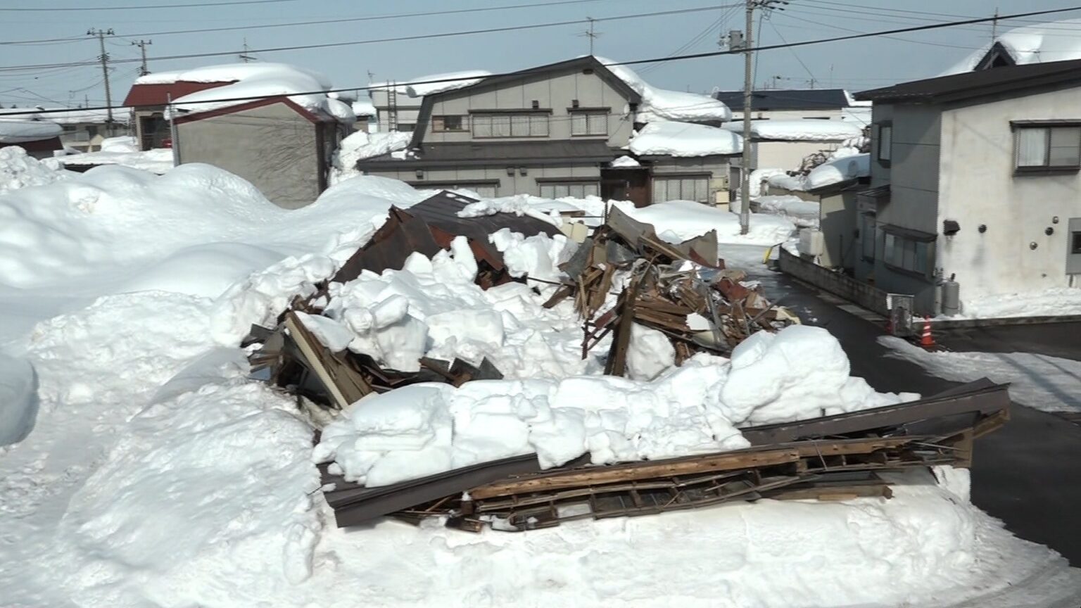7日〜8日にかけて大雪となるおそれも　交通障害、屋根からの落雪に注意警戒を必要　大雪の青森県　屋根からの落雪事故相次ぐ 人的被害は150件超に　雪の重さで建物倒壊も　（ＡＴＶ青森テレビ） - Yahoo!ニュース