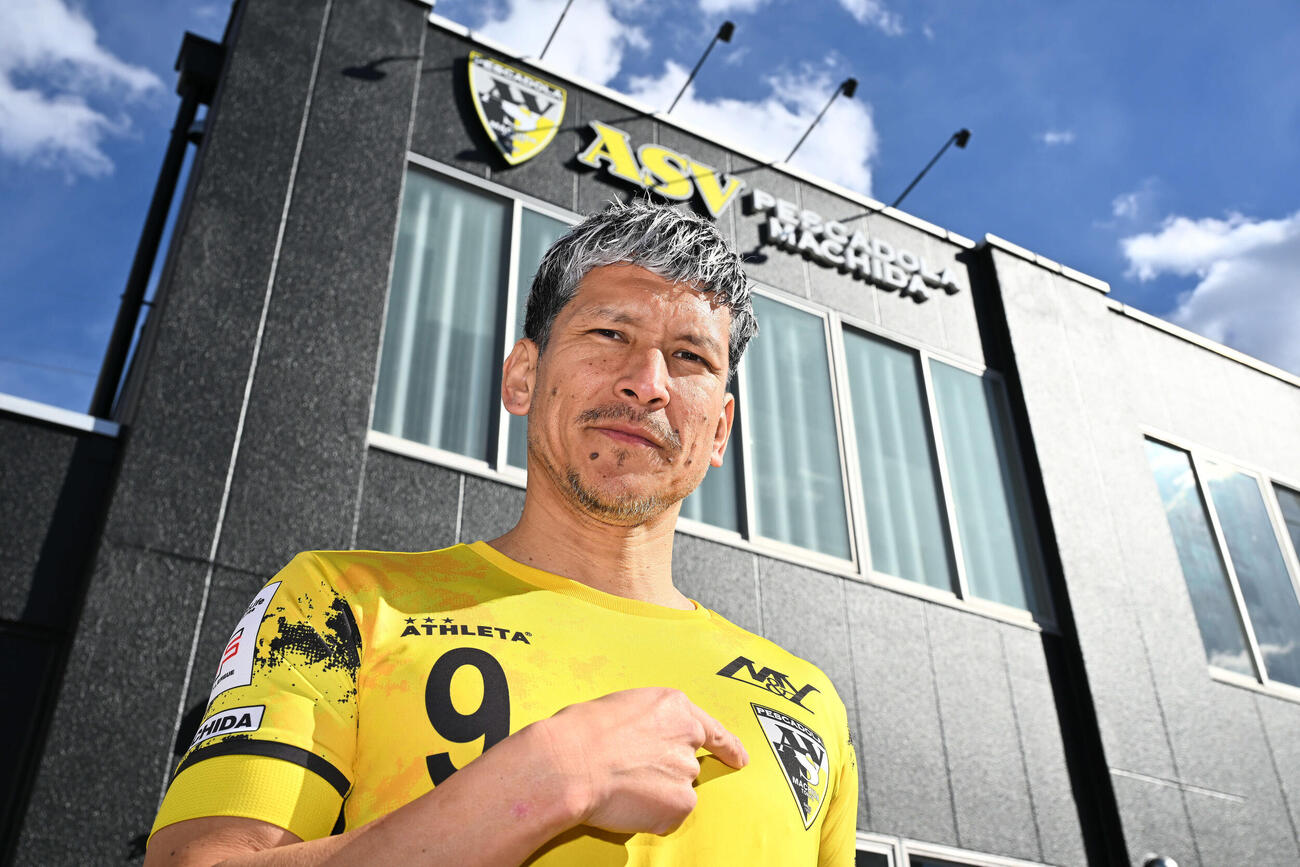 クラブハウスの前でポーズ