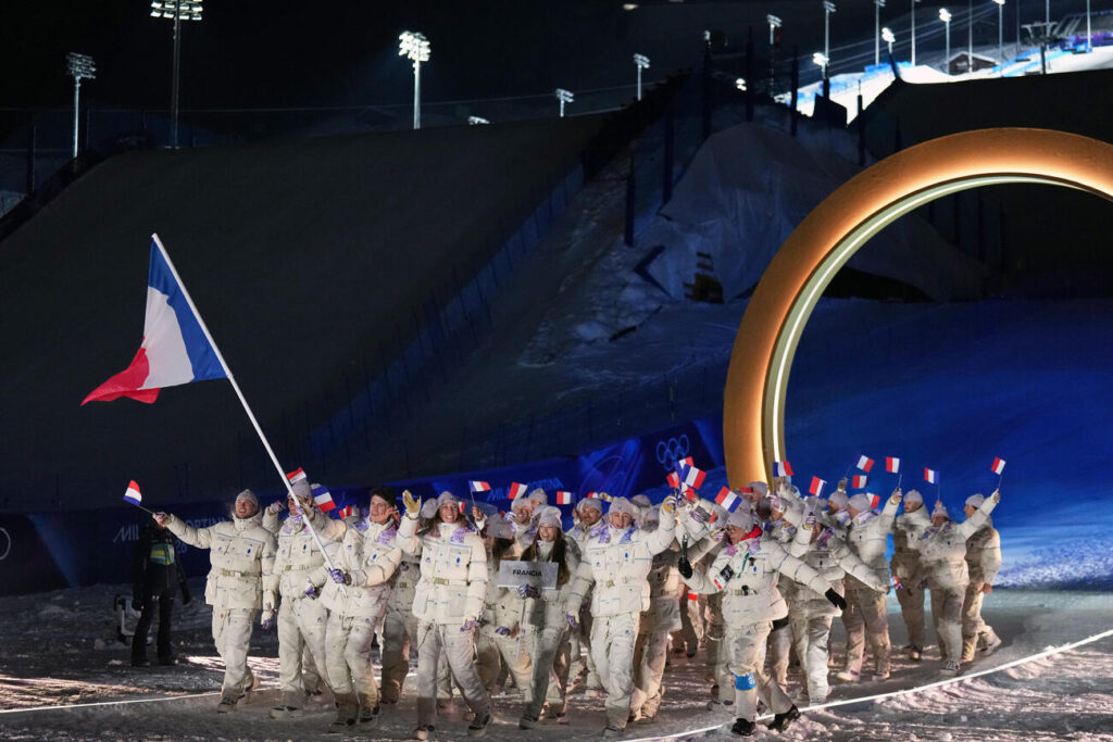 旗手クロエ・トレスプシュとクレマン・ノエルらフランス代表の入場の様子（AP）