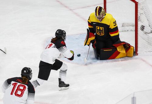 ドイツ対日本　ゴール前で競り合う日本の野呂莉里（ロイター）