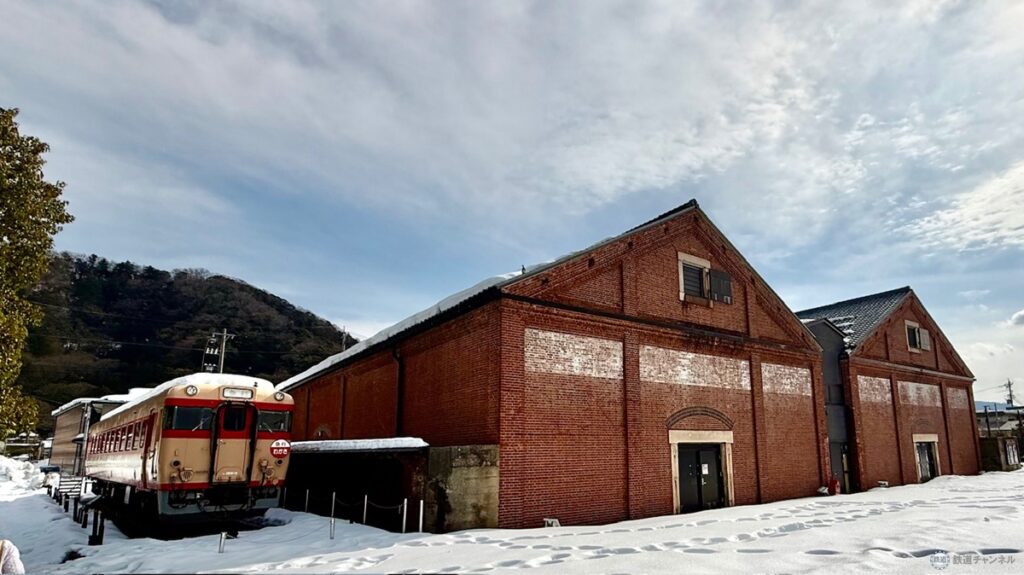 【敦賀駅編】敦賀・若狭エリアを巡る冬の福井旅 「鉄道と港のまち」敦賀はどんな街？ 気動車も鉄道ジオラマもある「敦賀赤レンガ倉庫」へ | 旅とおでかけ 鉄道チャンネル