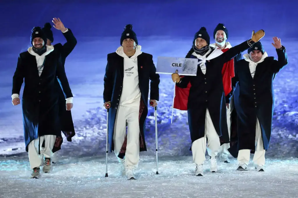 【ミラノ五輪開会式】チリのアルペン選手が松葉づえ姿で執念の入場行進　大会直前のケガで試合出場は断念 - スポニチ Sponichi Annex スポーツ