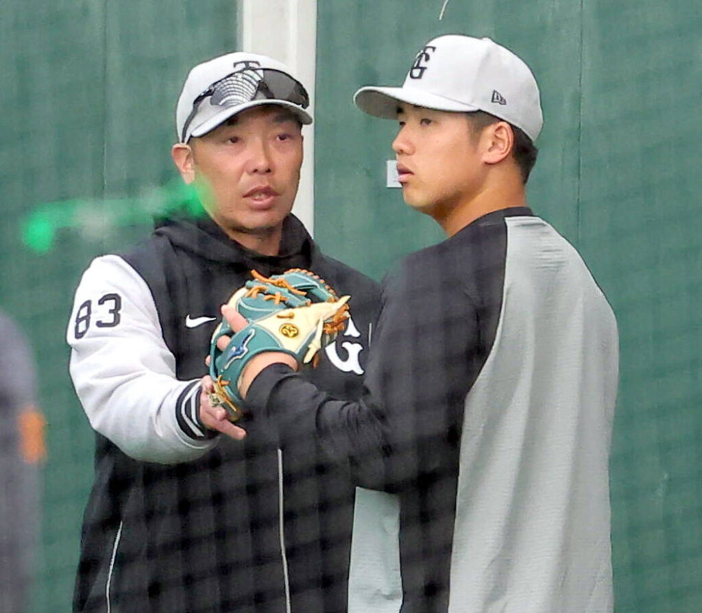 阿部監督（左）から送球の指導を受ける石塚（カメラ・山崎　賢人）　