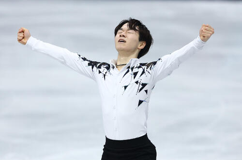 団体男子SPの演技を終え、ガッツポーズする鍵山（撮影・前田充）