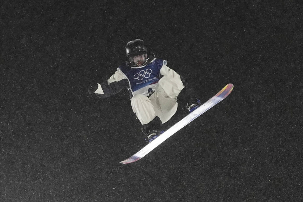 【五輪】観客も悲鳴 １８歳の鈴木萌々、ヘルメットが割れるアクシデントで涙も８位で決勝へ…スノボ女子ビッグエア（スポーツ報知） - Yahoo!ニュース