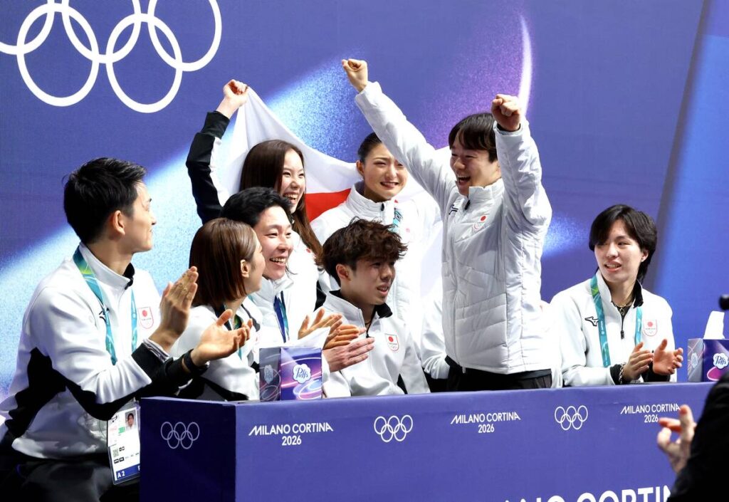 銀メダルを獲得し喜ぶ佐藤駿（中）ら日本の選手たち（右か）ら三浦佳生、鍵山優真、坂本花織＝カメラ・宮崎　亮太）