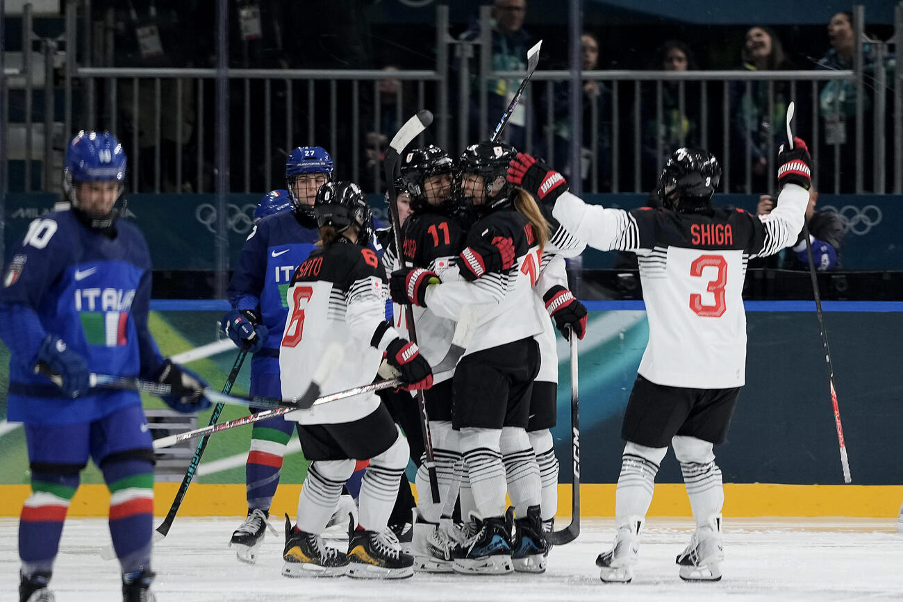 日本対イタリア　第2ピリオド、浮田がゴールを決め喜ぶ日本の選手たち（撮影・前田充）