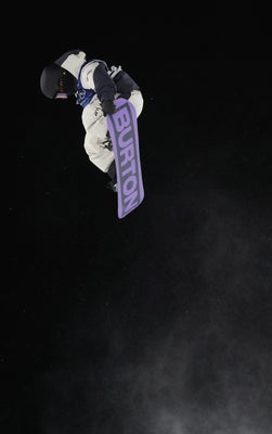 女子予選で１回目の演技をする岩渕麗楽（８日）＝三浦邦彦撮影