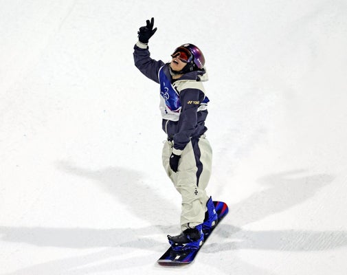 １回目を終えて右手を上げる村瀬心椛（９日）＝三浦邦彦撮影