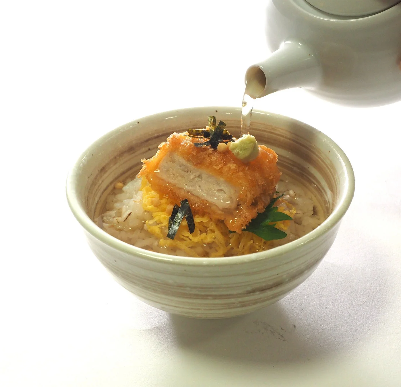 まぐろメンチカツおひつごはんに特製だしをかける様子