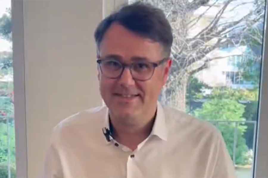 ハンバーグのルーツを紹介するドイツ大使館のハインリッヒ・フッベ広報課長【出典：インスタグラム（germanyinjapan）よりスクリーンショット】