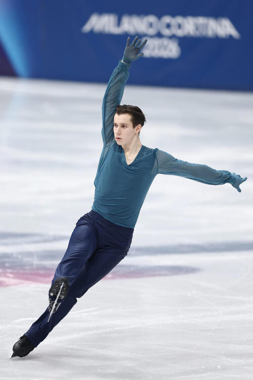 初場所で内閣総理大臣杯を受け取る安青錦（2026年1月25日撮影）