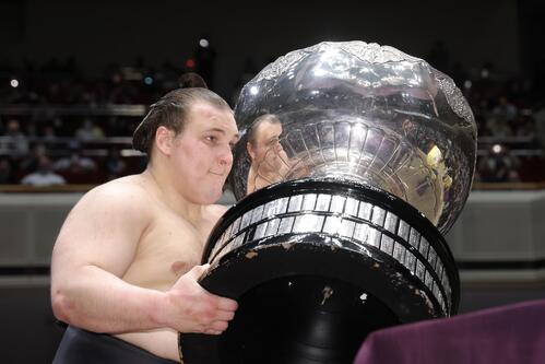 初場所で内閣総理大臣杯を受け取る安青錦（2026年1月25日撮影）