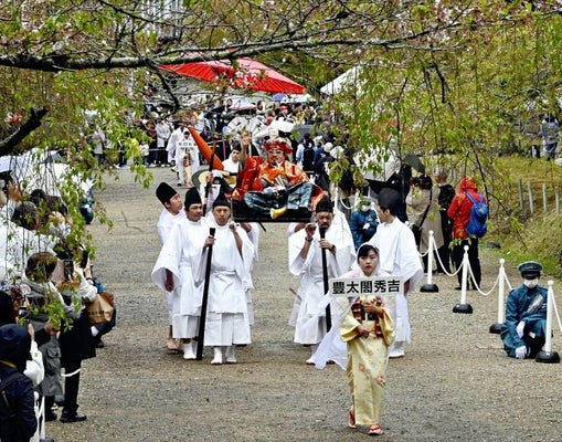 秀吉役などにふんして境内を練り歩く昨年の花見行列の様子（京都市伏見区で）
