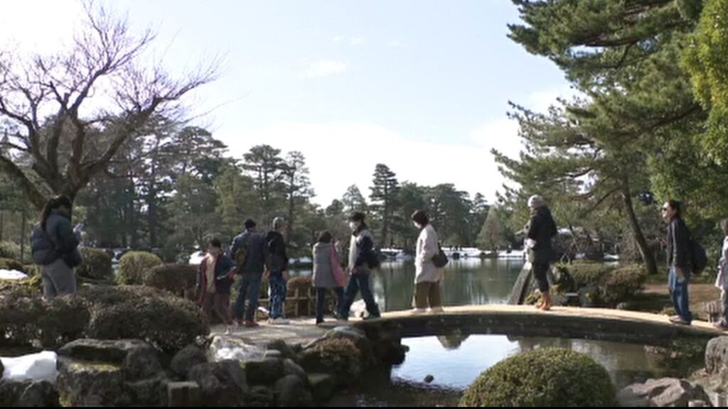 金沢や輪島で今年一番の暖かさ 4月上旬並み 「兼六園」雪残る中、梅ほころぶ（MRO北陸放送） - Yahoo!ニュース