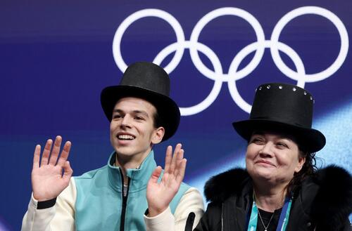 男子フリーの演技を終え、シルクハットをかぶりながら手を振るドメニク（ロイター）