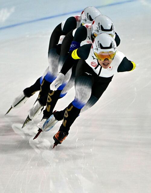 男子団体追い抜き1回戦　滑走する佐々木翔夢（手前）ら日本（ロイター）