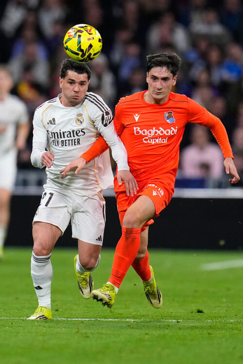 2026年2月、レアル・マドリードのブラヒム・ディアス（左）と競り合うレアル・ソシエダードのジョン・ゴロチャテギ（AP）