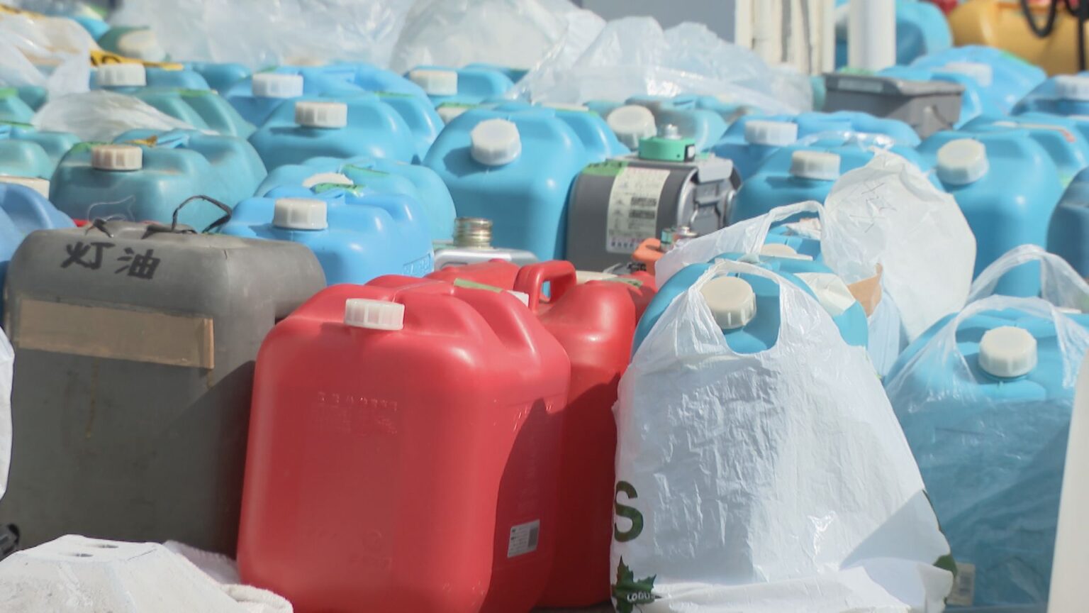 灯油にガソリン混入か 販売したガソリンスタンドに長蛇の列… 警察と消防が立ち入り調査 購入した客のポリタンクの中身を確認 岐阜・大垣市（CBCテレビ）