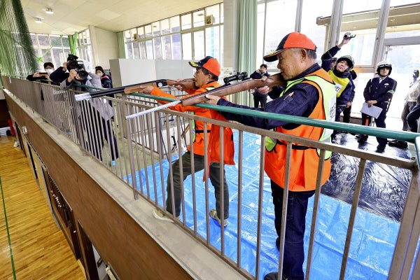 ２月に姫路市内で行われた緊急銃猟対応訓練の様子＝姫路市提供