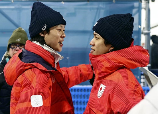 スキージャンプ男子スーパー団体で３回目が中止となり、６位で終わった日本の小林陵侑（左）と二階堂蓮（１６日）＝富永健太郎撮影