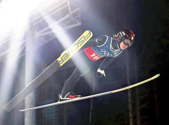 幻となった二階堂蓮の３回目の飛躍（１６日、伊プレダッツォで）＝伊藤紘二撮影