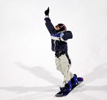 女子ビッグエア決勝で３回目で着地を決め、右手を突き上げる村瀬心椛（９日）＝三浦邦彦撮影