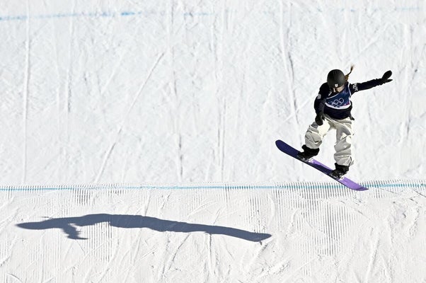 スロープスタイル予選１回目で演技する岩渕麗楽（１５日）＝飯島啓太撮影