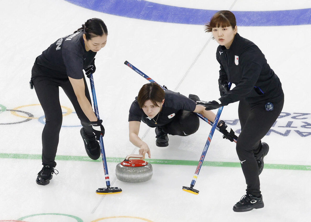 日本―カナダ　第1エンド、ショットを放つ小野寺。左は近江谷、右は小谷（共同）