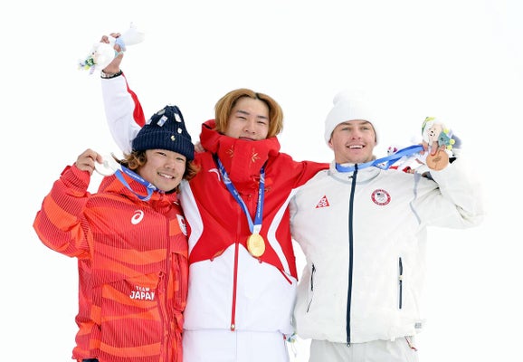 スノーボード男子スロープスタイルで、メダルを手に笑顔を見せる（左から）銀の長谷川帝勝、金の蘇翊鳴、銅のジェーク・キャンター（１８日）＝三浦邦彦撮影