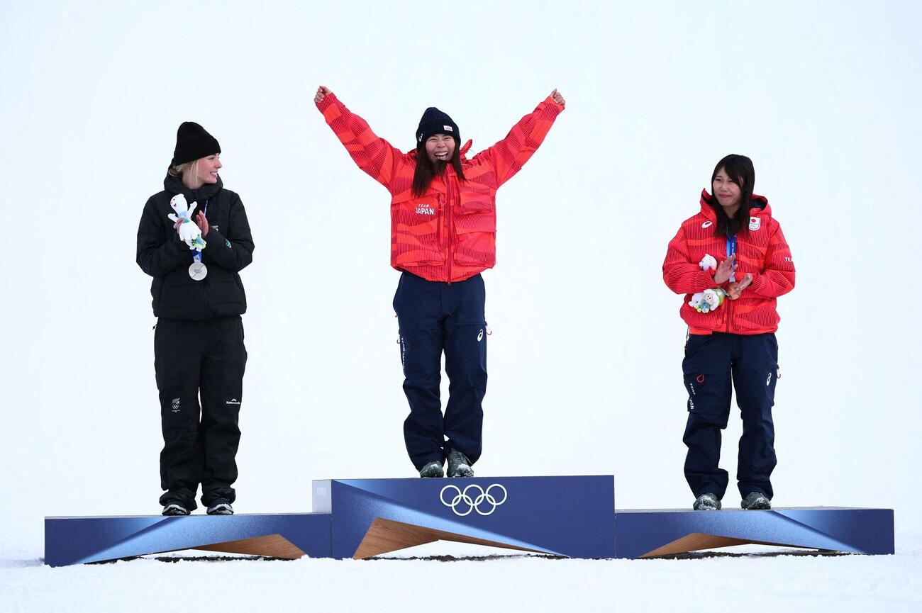 左から銀のニュージーランド代表サドフスキシノット、金の深田茉莉、銅の村瀬心椛（ロイター）